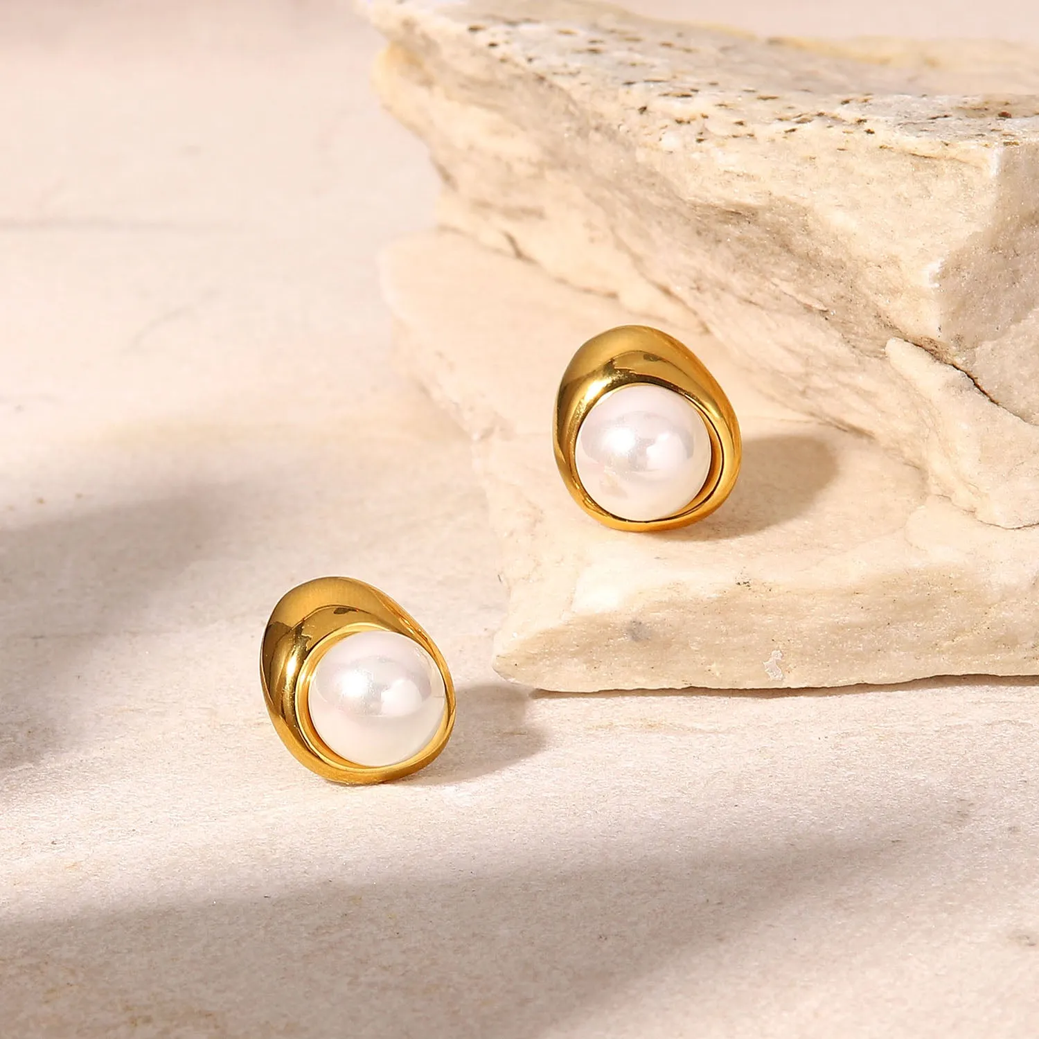 Elegant Round Pearl Earring