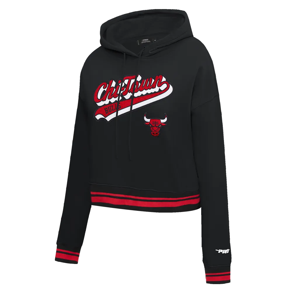 NBA CHICAGO BULLS SCRIPT TAIL WOMEN'S RIB FLC CROPPED PO HOODIE (BLACK/RED/BLACK)