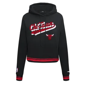 NBA CHICAGO BULLS SCRIPT TAIL WOMEN'S RIB FLC CROPPED PO HOODIE (BLACK/RED/BLACK)