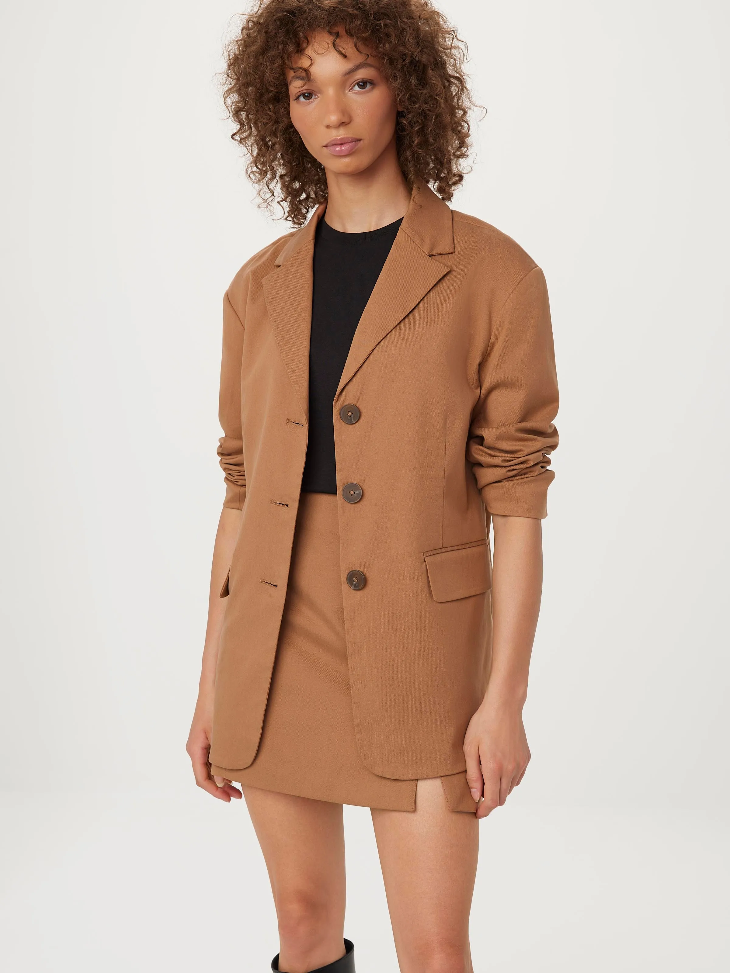 The Relaxed 3-Button Blazer in Nutmeg